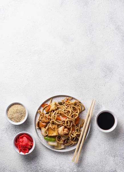 Fideos asiáticos con gambas y verduras —  Fotos de Stock