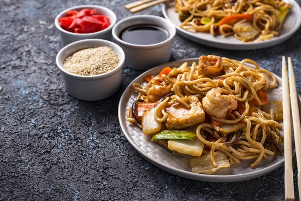 Fideos asiáticos con gambas y verduras —  Fotos de Stock