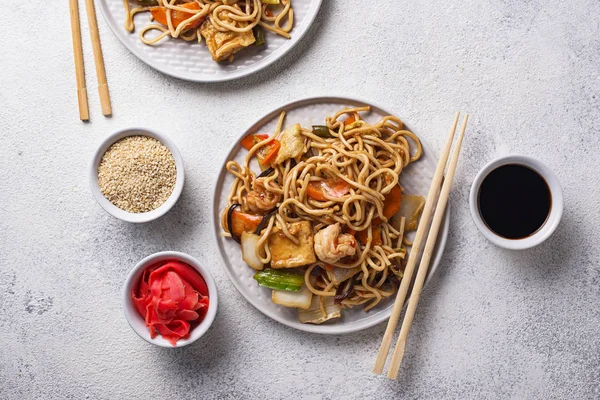 Fideos asiáticos con gambas y verduras —  Fotos de Stock