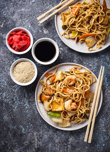 Asian noodles with shrimps and vegetables — Stock Photo, Image