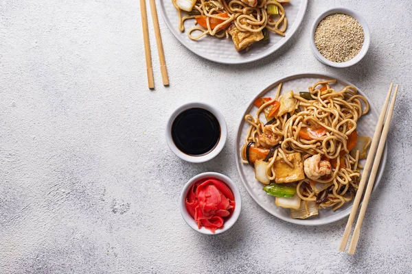 Fideos asiáticos con gambas y verduras —  Fotos de Stock