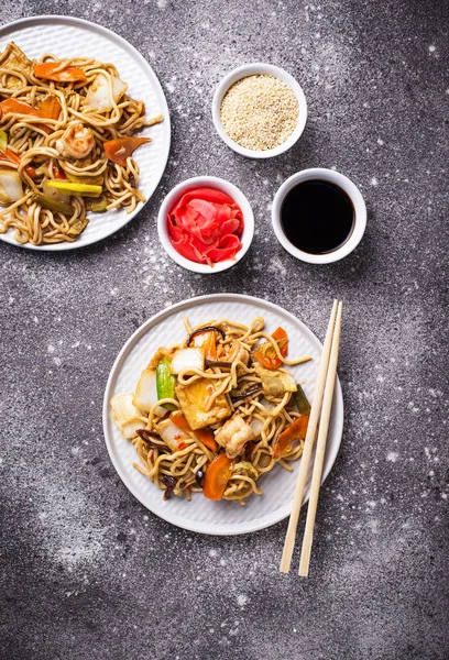 Fideos asiáticos con gambas y verduras —  Fotos de Stock