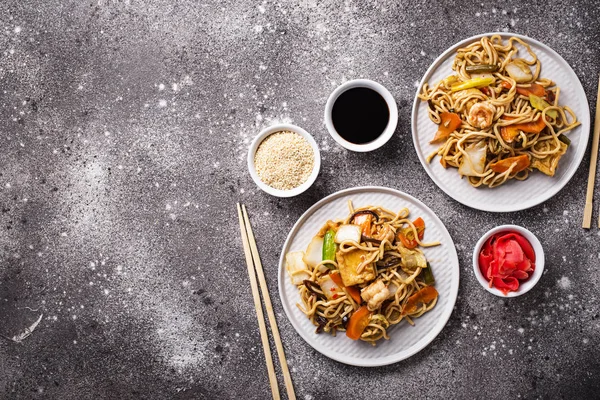 Fideos asiáticos con gambas y verduras —  Fotos de Stock