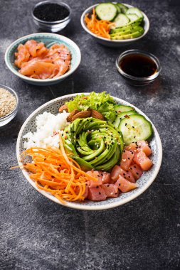 Somon, pirinç ve sebze ile Hawaiian poke kase