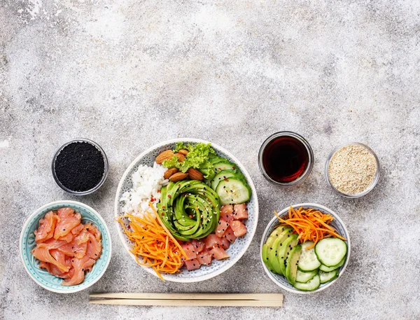 Tazón hawaiano con salmón, arroz y verduras — Foto de Stock