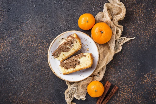 Ev yapımı mermer kek Çikolata ve turuncu — Stok fotoğraf