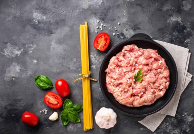 Bolognese makarna yemek pişirmek için malzemeler
