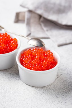 İki kase kırmızı somon havyar ile