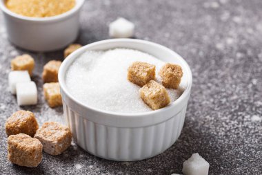 Beyaz ve kahverengi şeker kamışı