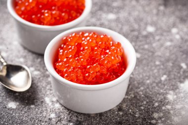 İki kase kırmızı somon havyar ile