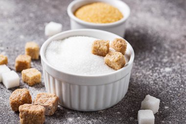 Beyaz ve kahverengi şeker kamışı