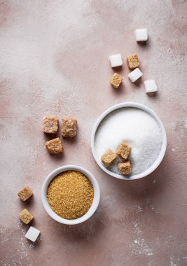 Beyaz ve kahverengi şeker kamışı