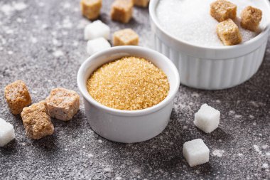 Beyaz ve kahverengi şeker kamışı