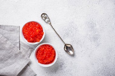 İki kase kırmızı somon havyar ile