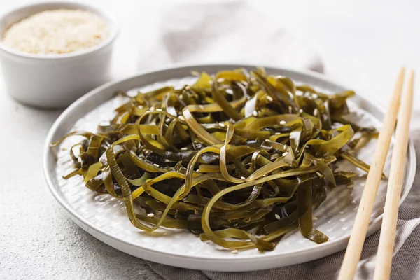 Susam ile yosun salatası