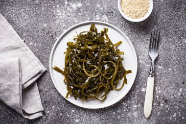 Susam ile yosun salatası