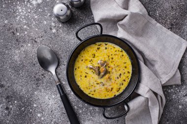 Ekşi krema kalbinde haşlanmış tavuk