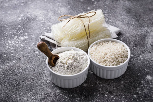 Gluten vrije rijstmeel, graan en noodle — Stockfoto