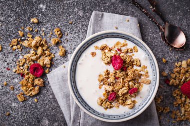 Granola yoğurt ve kurutulmuş frambuaz