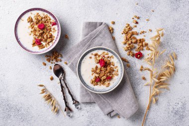 Granola yoğurt ve kurutulmuş frambuaz