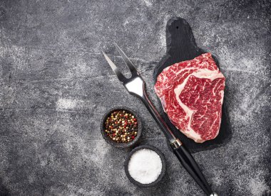 Ham mermer antrikot biftek ve baharatlar