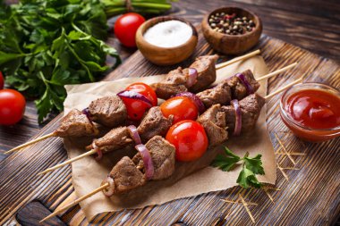 Izgara şiş kebap şişleri domates ile