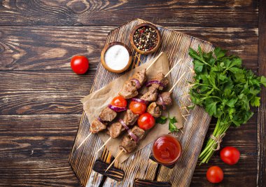 Izgara şiş kebap şişleri domates ile