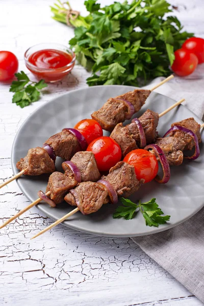 Espetos de kebab shish grelhados com tomates — Fotografia de Stock