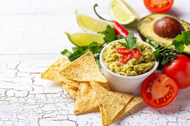 Avokado sosu guacamole mısır cipsi cips ile