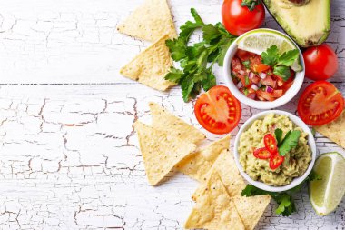 Guacamole, domates sosu salsa ve cips cips