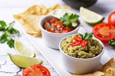 Guacamole, domates sosu salsa ve cips cips