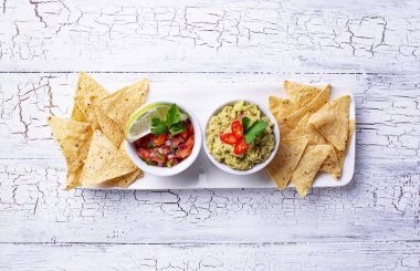 Guacamole, domates sosu salsa ve cips cips