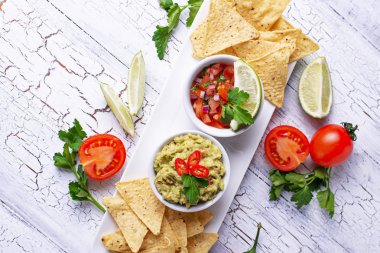 Guacamole, domates sosu salsa ve cips cips