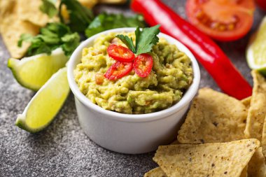 Avokado sosu guacamole mısır cipsi cips ile