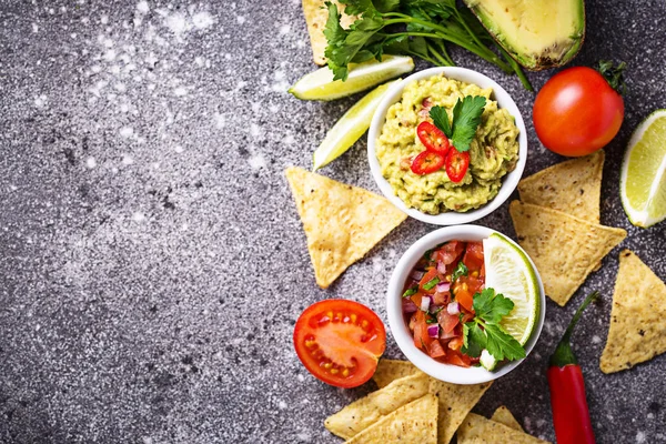 Guacamole, domates sosu salsa ve cips cips