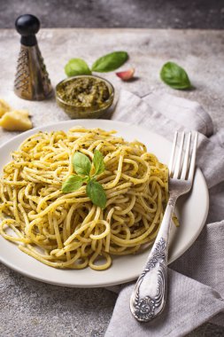İtalyan spagetti makarna pesto sos ile