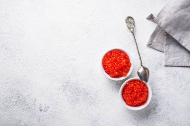 İki kase kırmızı somon havyar ile