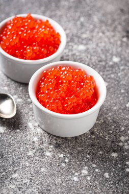 İki kase kırmızı somon havyar ile