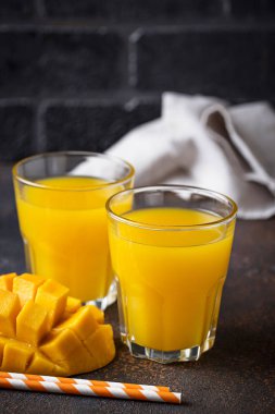 Koyu arka plan üzerinde taze mango suyu