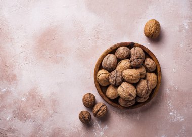 Ceviz ahşap kutusunda lignt kahverengi zemin üzerine