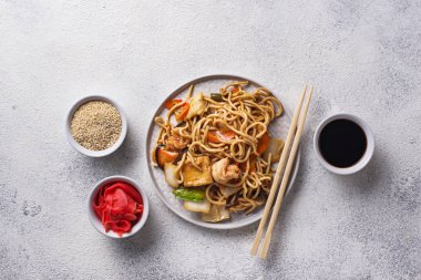 Karides ve sebze ile Asya Erişte