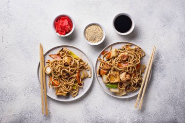 Karides ve sebze ile Asya Erişte