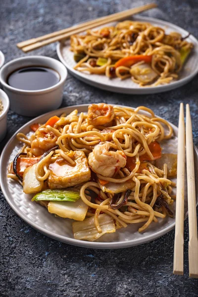 Asian noodles with shrimps and vegetables — Stock Photo, Image