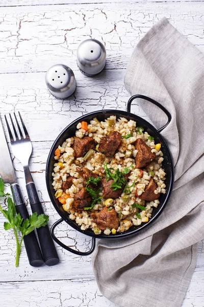 Bulgur with meat and vegetables — Stock Photo, Image