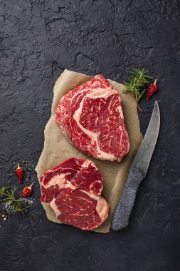 Ham mermer antrikot biftek ve baharatlar