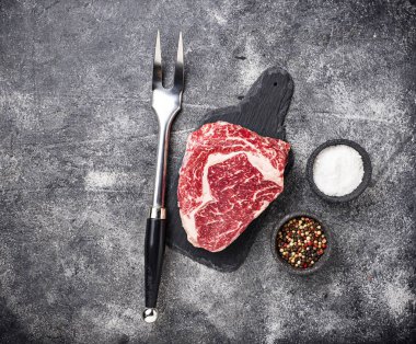 Ham mermer antrikot biftek ve baharatlar