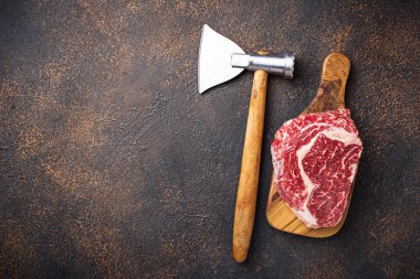 Ham mermer antrikot biftek ve kasap bıçağı