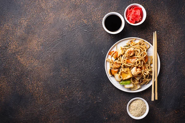 Fideos asiáticos con gambas y verduras —  Fotos de Stock