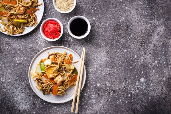 Fideos asiáticos con gambas y verduras —  Fotos de Stock