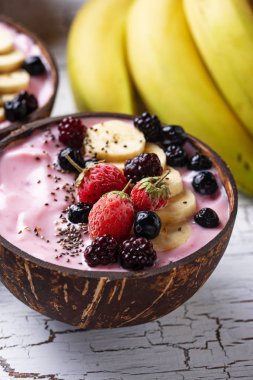 Acai ile dondurulmuş tatlı güzel krem